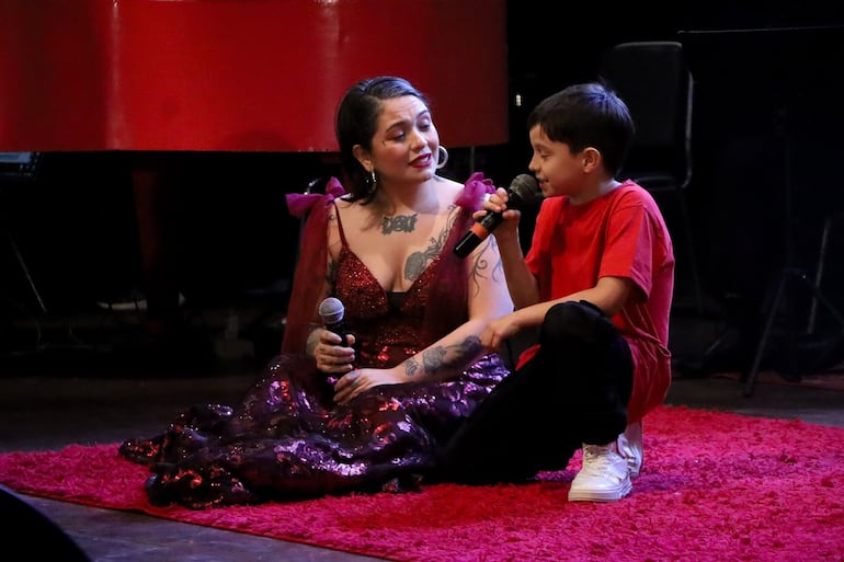 “Yo pisé ese teatro a los 20 años por primera vez y él solo tiene 9...", expresó emocionada Andrea Valobra sobre la presentación de Tino en el Teatro Ignacio A. Pane. (Instagram/Andrea Valobra)