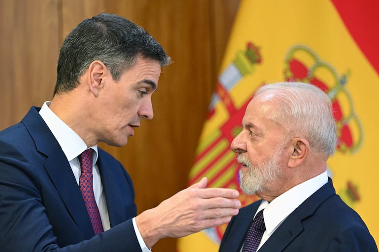 El jefe de Gobierno de España, Pedro Sánchez (i) y el presidente de Brasil, Lula da Silva.