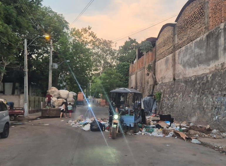 Los conductores de "motocargas" constantemente dejan basura en la zona.