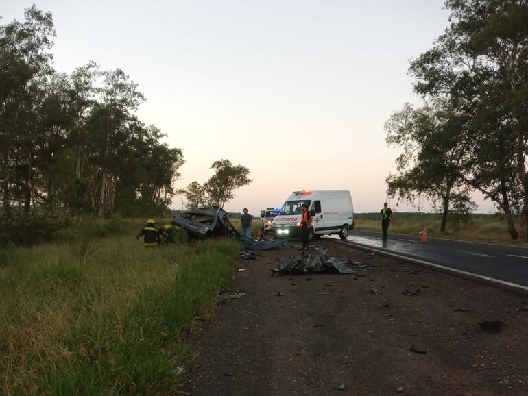 Una ambulancia llegó al lugar donde ocurrió el accidente en el que murieron tres paraguayos, en Corrientes, Argentina.