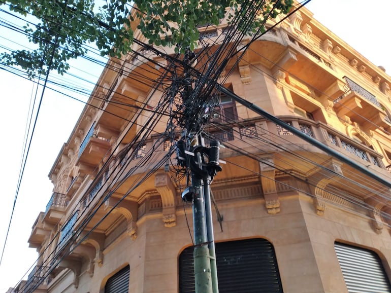 La maraña de cables arruina la imagen de la ciudad de Asunción. En la calle Palma se iniciará el proyecto de cambio de conductores aéreos por subterráneos.