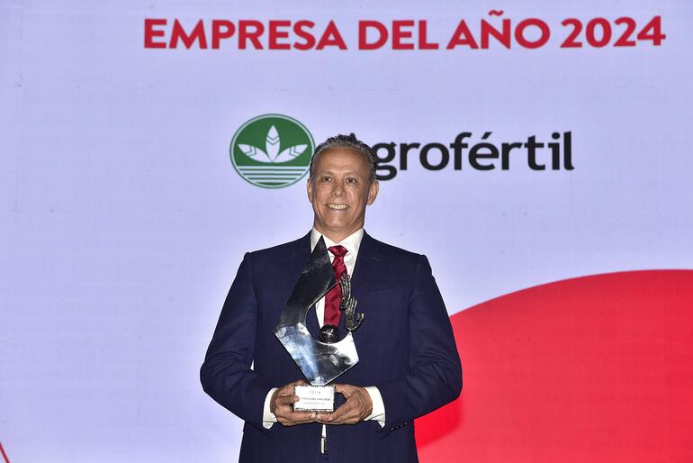 Paulo Sergio Sarabia, Director Comercial de Agrofértil, fue el encargado de recibir el trofeo en representación de la firma