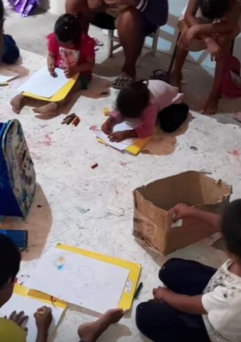 Los más pequeños de la escuela tienen que atravesar la difícil esta situación "estudiar" sin sillas y sin materiales de trabajo, los cartones que usan son restos de la entrega de la merienda escolar. Captura video