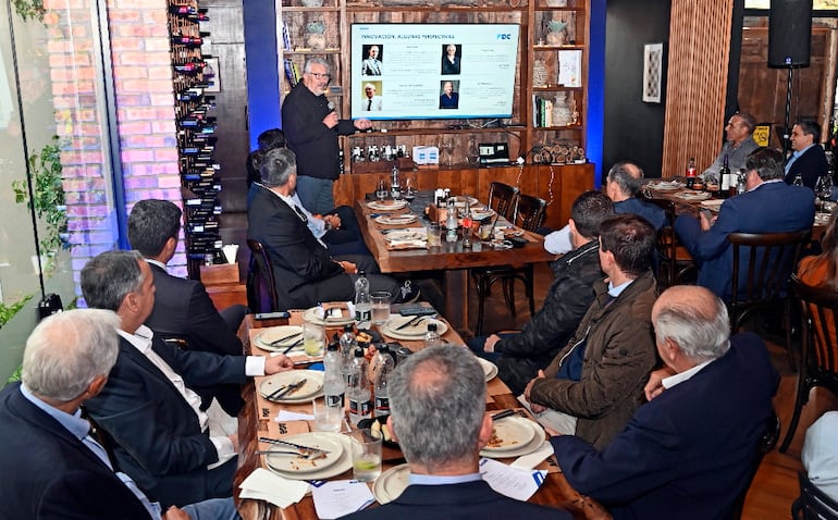 La charla se realizó el viernes 18 de agosto, en las instalaciones del Restaurante Toro.