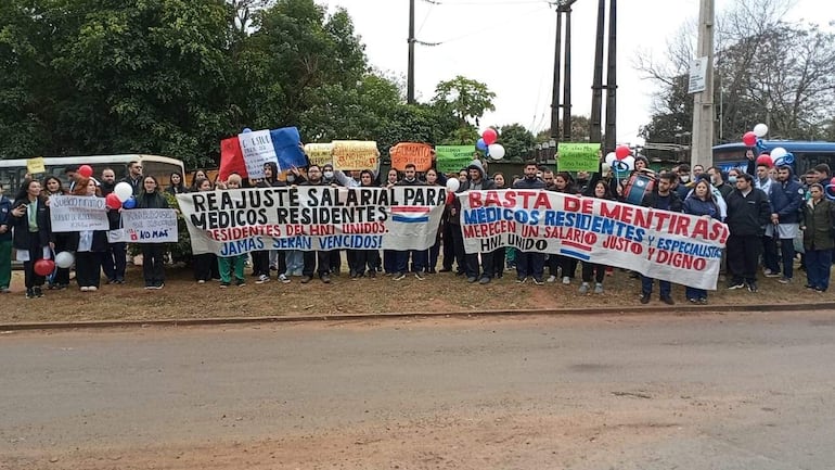 Médicos del Hospital Nacional de Itauguá (HNI) realizan brazos caídos como medida de protesta.