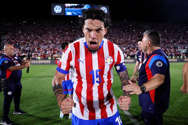 Gustavo Gómez, jugador de la selección de Paraguay, celebra el triunfo en el partido frente a Venezuela por la fecha 10 de las Eliminatorias Sudamericanas 2026 en el estadio Defensores del Chaco, en Asunción, Paraguay.