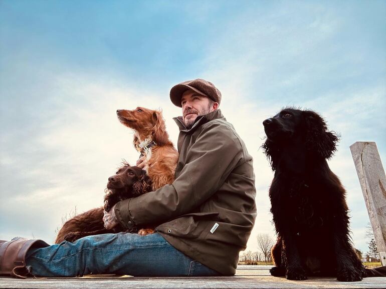 El exfutbolista David Beckham junto a sus adorados perros en su casa de campo en Inglaterra. (Instagram/David Beckham)