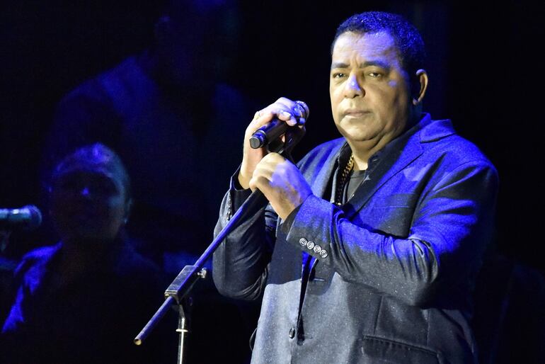 Luiz Carlos, en primer plano, en un momento del concierto de la agrupación brasileña Raça Negra, en el Yacht y Golf Club Paraguayo.