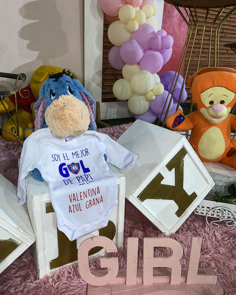 "Soy el mejor gol de papi. Valentina Azul Grana", se puede leer en la tierna prendita que lucirá la bebé en camino. (Instagram/Mario Grana)