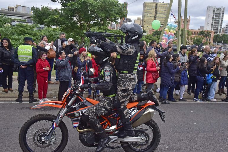 Los agentes del Grupo Lince no faltaron a la cita patriótica, donde una masiva participación de la ciudadanía acompañó el desfile.