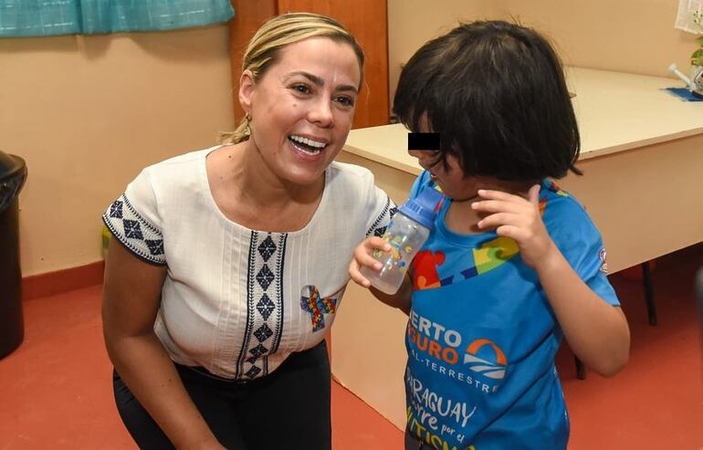 Lizarella Valiente junto a un niño (Foto ilustrativa)