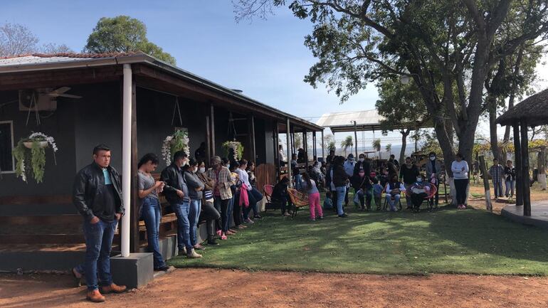 La familia y amigos de Jorge Ríos esperan la llegada del cuerpo en la estancia de Puentesiño de donde fue llevado el pasado 28 de junio.