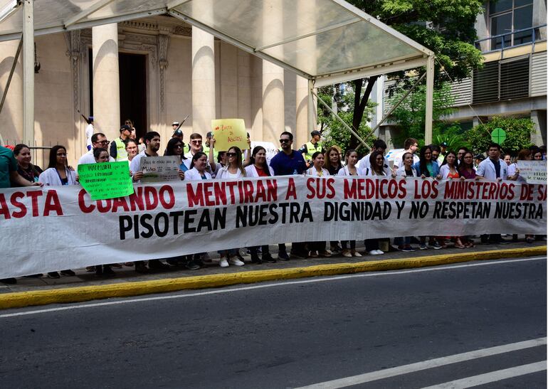 Protesta de médicos en el Panteón de los Héroes.