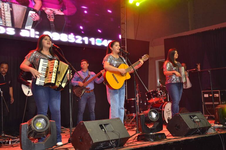 Grupo Sol y Luna, integradas por Sol, Luna y Lucero Aguirre.