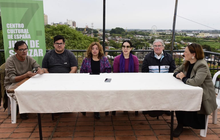 Christian Núñez, Iván Pereira, Mirian González, Rocío Robledo, Enrique Pereira y Laura Mesa durante la conferencia de prensa realizada en Punta Karapa.