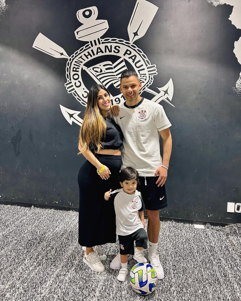 A esta hermosa familia Romero-Miskinich pronto de sumará Zadquiel. (Instagram/Gabriela Miskinich)