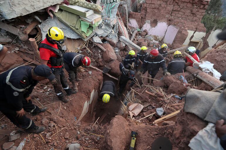 Prosigue el trabajo de remoción de escombros tras el fuerte terremoto en Marruecos) EFE/EPA/MOHAMED MESSARA.