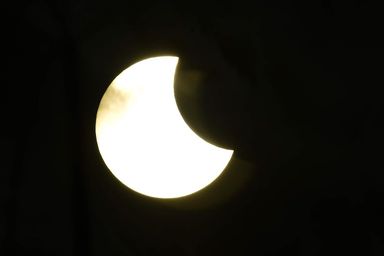 Eclipse de sol anular a las 17:00 de este sábado, desde la Costanera de Asunción. 