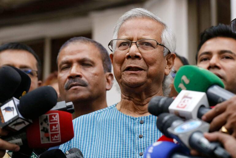 El premio Nobel de la Paz de Bangladesh, Muhammad Yunus.  El premio nobel de la paz Muhammad Yunus, galardonado por crear un sistema de microcréditos para los pobres, fue designado para dirigir un gobierno interino en Bangladés, tras la disolución del Parlamento y la huida de la primera ministra Sheikh Hasina.