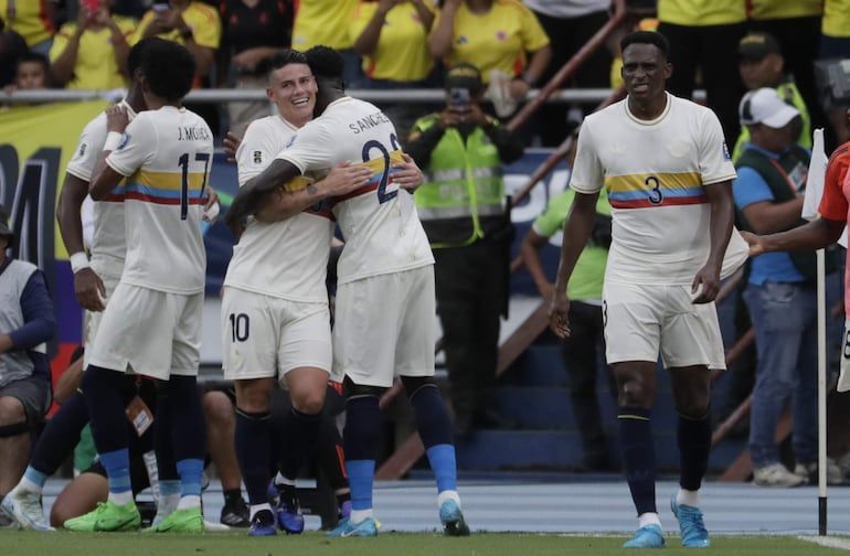 Jugadores de Colombia celebran un gol de Luis Díaz este martes, en un partido de las eliminatorias sudamericanas para el Mundial de 2026, en el estadio Metropolitano en Barranquilla (Colombia).