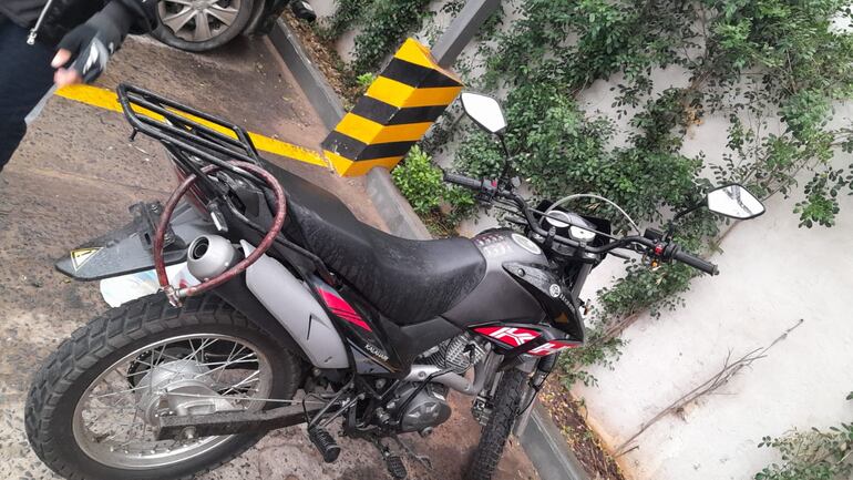 Motocicleta que el joven detenido intentó hurtar.