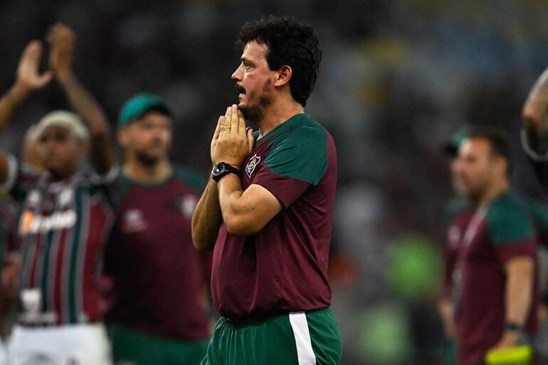 El brasileño Fernando Diniz, entrenador de Fluminense, celebra la victoria sobre Olimpia por los cuartos de final de la Copa Libertadores 2023 en el estadio Maracaná, en Río de Janeiro, Brasil. 