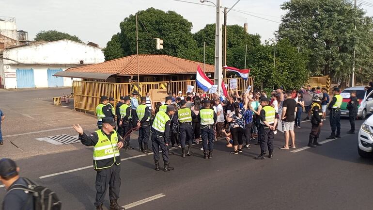 Los pobladores de Rojas Cañadas llegaron hasta el acceso de Conti Paraguay, y en el lugar esperaron los gerentes.