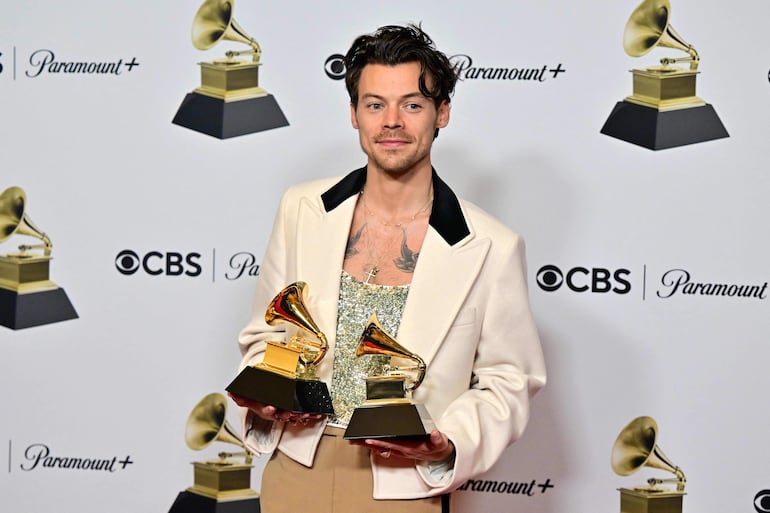 Foto de archivo. El cantautor inglés Harry Styles posa con los premios al Álbum del Año por "Harrys House" y al Mejor Álbum Vocal Pop por "Harrys House" en la sala de prensa durante la 65ª Entrega Anual de los Premios Grammy en el Crypto.com Arena en Los Ángeles el 5 de febrero de 2023