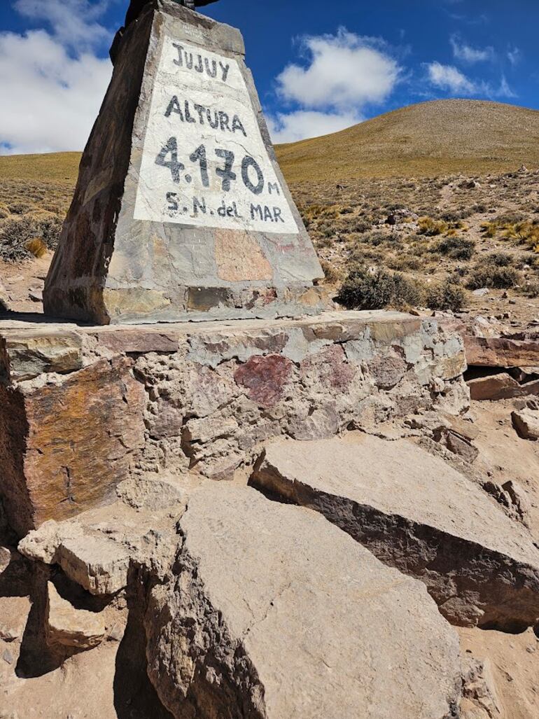 Hito que marca los 4.170 metros sobre el nivel del mar en la Cuesta de Lipán, un camino de curvas y contra-curvas. Es un tramo empinado de la RN 52, que va desde Purmamarca hasta el Abra de Potrerillos a 4.170 msnm, en solo 25 km.