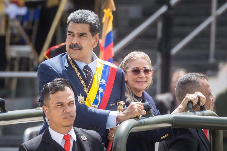 El presidente de Venezuela Nicolás Maduro (c).