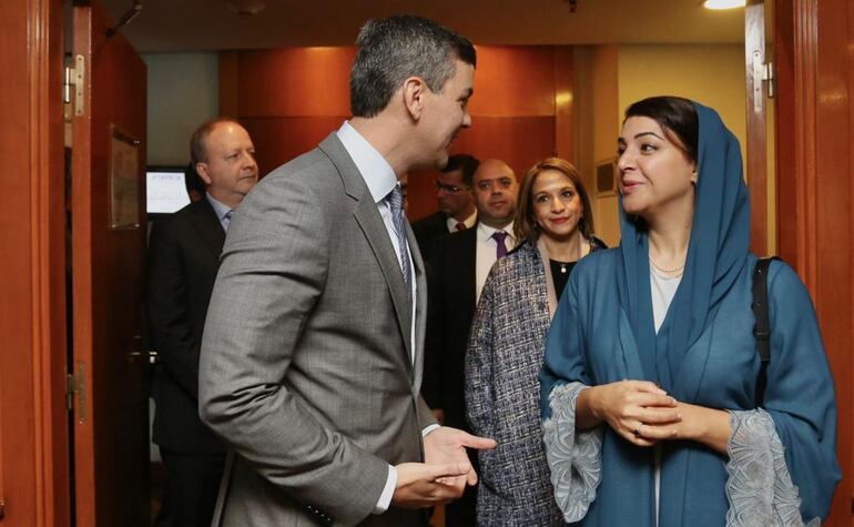 El presidente electo Santiago Peña se reunió hoy con la Ministra de Estado para la Cooperación Internacional de los Emiratos Árabes Unidos, S.E. Doña Reem Al Hashimy