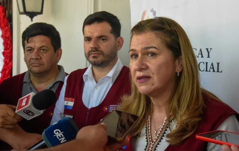 La Ministra de Salud, María Teresa Barán, en conferencia de prensa para brindar el balance de atenciones en el marco del operativo Caacupé.