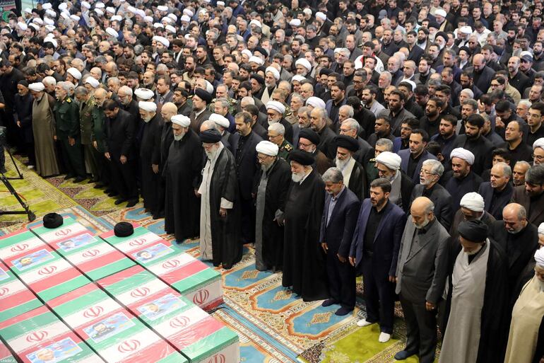 El Ayatolá Ali Jamenei, principal líder de Irán junto a otras autoridades durante el funeral de despedida al presidente Ebrahim Raisi y otros ministros que murieron en un accidente aéreo.