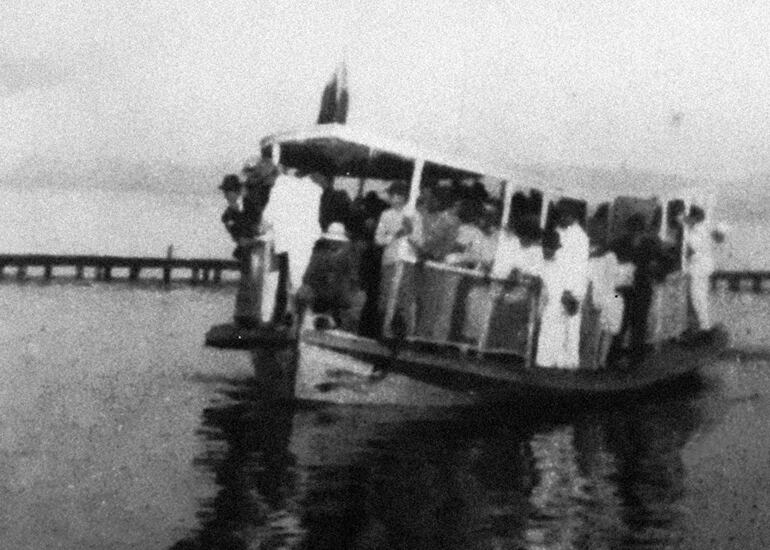 Visitantes llegando a San Ber en un barco.