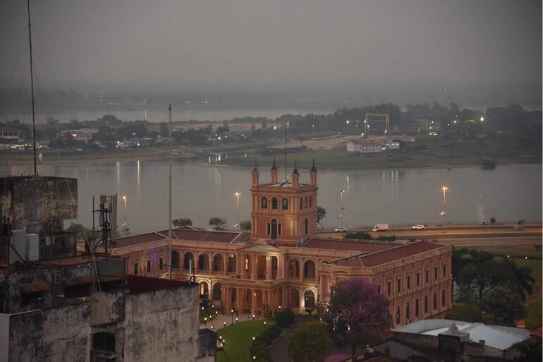 Vista del Palacio de López cubierto por el humo. 