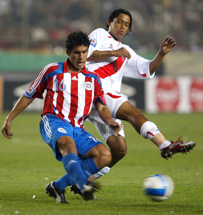 Cristian Riveros y Paolo de la Haza en lucha por el balón en el juego de 2007