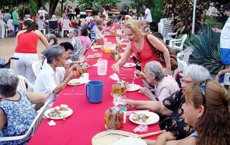 Cenando con Jesús convoca a las familias a compartir con amor y sencillez. La sugerencia es acudir a hogares, hospitales y ofrecer sobre todo compañía.