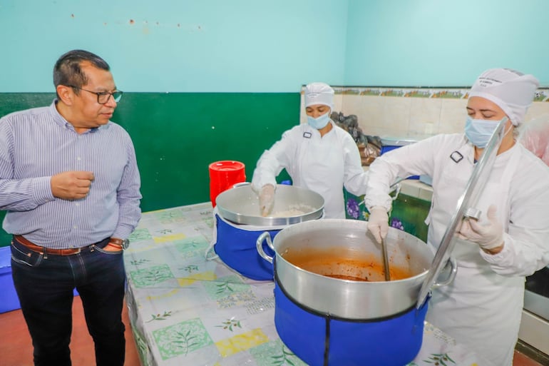 Ministro Tadeo Rojas durante una entrega de alimentos de Hambre cero.