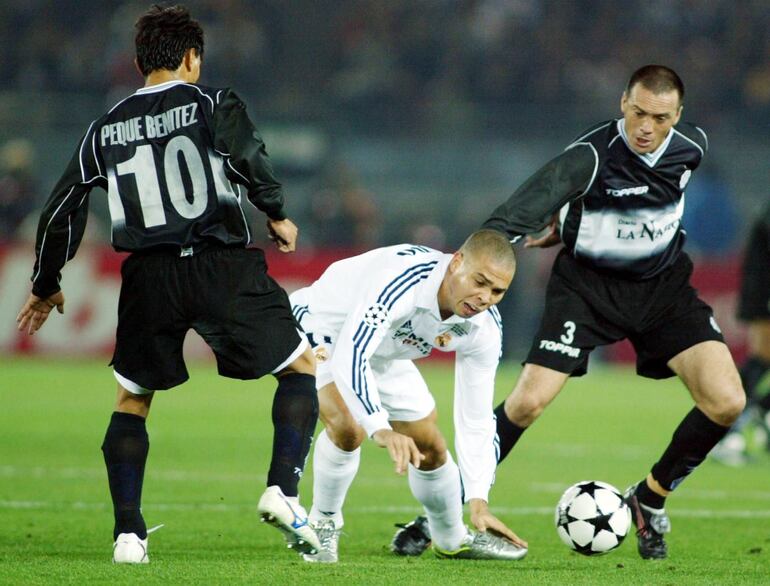 Miguel Ángel Benítez y Nelson Zelaya, ante Ronaldo. 