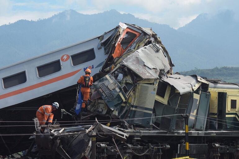 Los equipos de búsqueda y rescate trabajan en el lugar donde dos trenes chocaron en Cicalengka, provincia de Java Occidental.