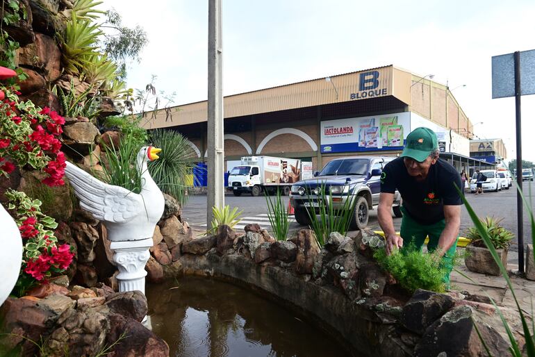 2.500 m² de áreas verdes. Forman parte del establecimiento, que reciben mantenimiento constante por parte del equipo de jardinería, que cuenta con un cronograma ajustado a las estaciones del año, sea para poda, plantación de flores de estación, fumigación, entre otros.