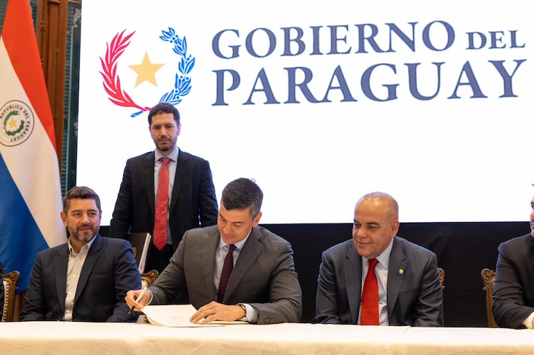 El vicepresidente Pedro Alliana, el presidente de la República Santiago Peña y el presidente del Congreso, Basilio  Bachi Nuñez, sentados. Detrás, Roberto Moreno, asesor jurídico de la Presidencia.