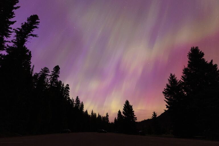 MANNING PARK, COLUMBIA BRITÁNICA - 11 DE MAYO: La aurora boreal, comúnmente conocida como aurora boreal, se ve el 11 de mayo de 2024 en Manning Park, Columbia Británica, Canadá. 