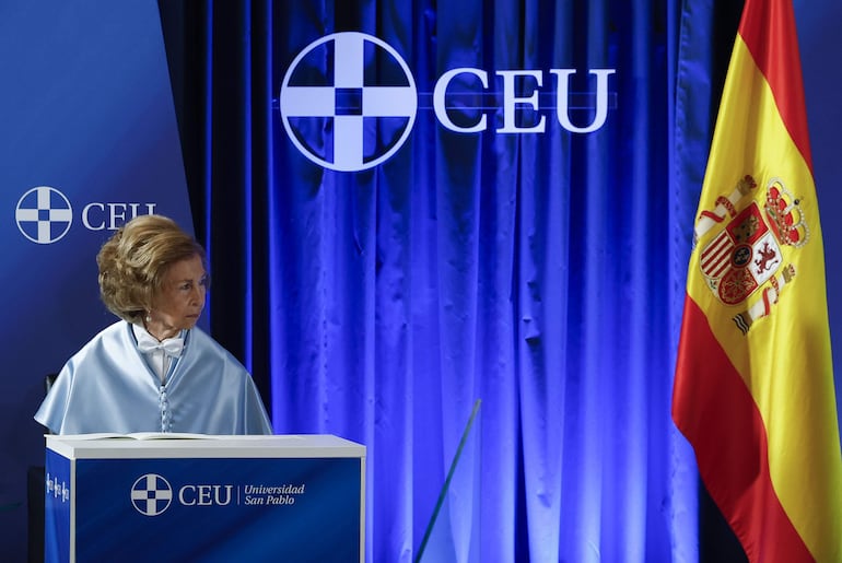 La reina Sofía, durante la ceremonia en la que fue investida doctora Honoris Causa por Universidad CEU San Pablo, ayer martes en el Campus de Montepríncipe.