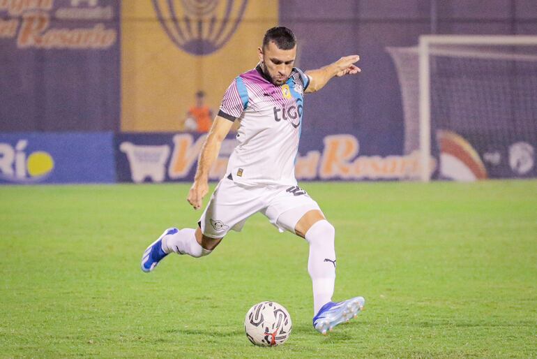 Antonio Bareiro, futbolista de Libertad, domina el balón en un partido frente a Sportivo Luqueño en el estadio Feliciano Cáceres, en Luque.