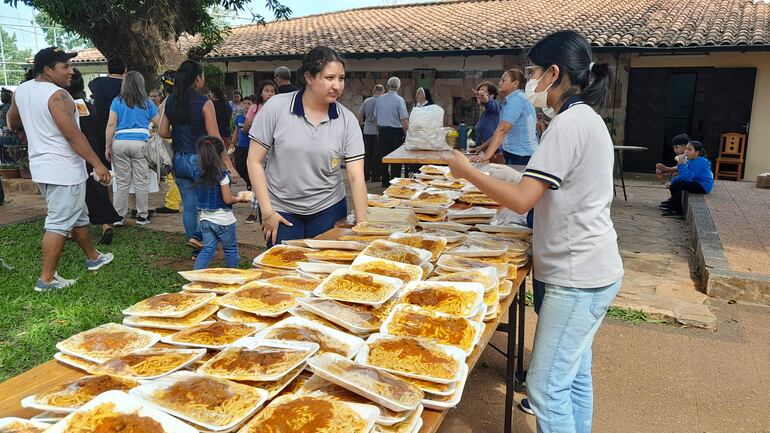 Cientos de promeseros agradecen a la Natividad de María por los favores recibidos repartiendo platos de tallarín.