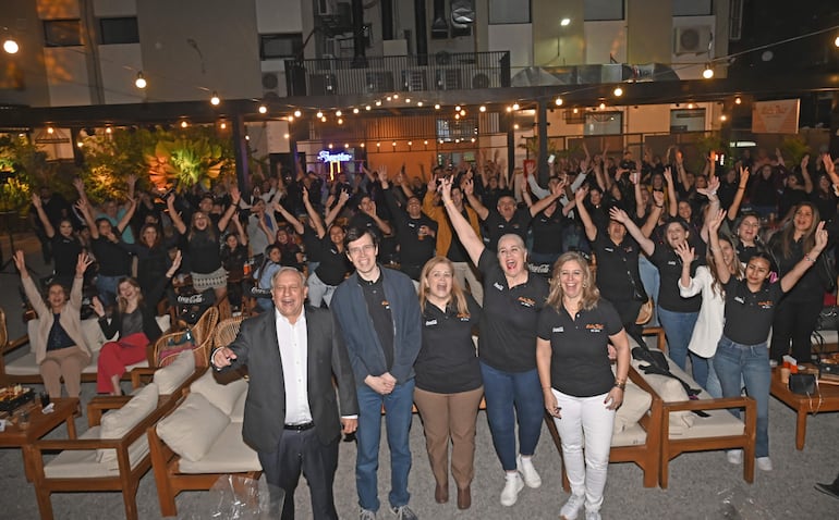 Directivos y colaboradores de Lido Bar disfrutaron de una noche memorable.