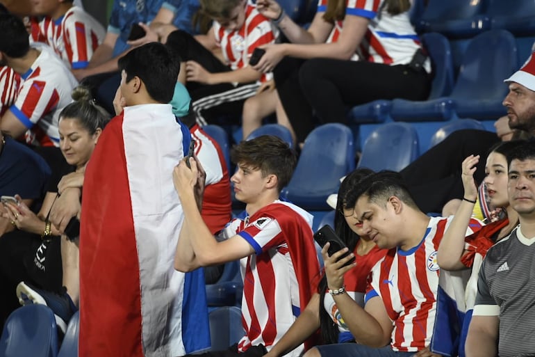 Los hinchas paraguayos en el estadio Defensores del Chaco en la previa del partido frente a Venezuela por las Eliminatorias Sudamericanas 2026.