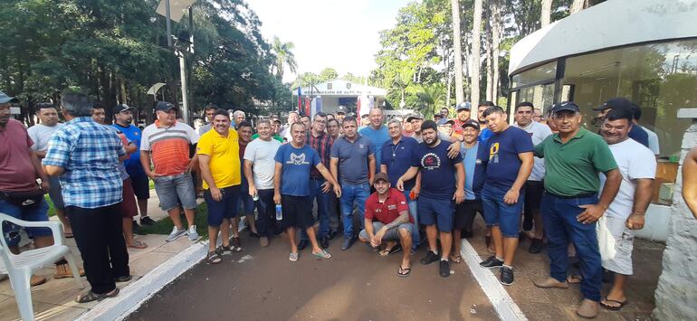 Los paseros frente a la Gobernación de Alto Paraná.