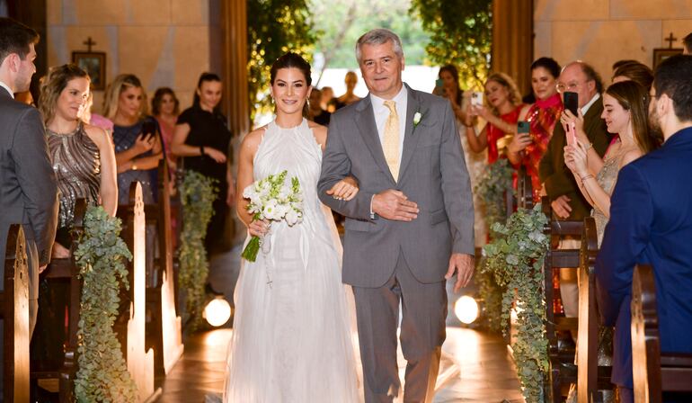 La novia ingresando a la iglesia de la mano de Juan Carlos Prono.